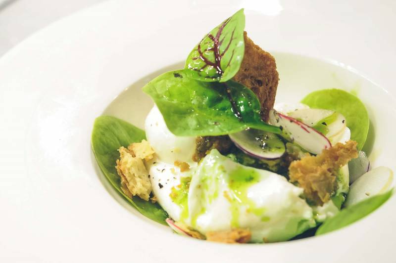 1/2 Burrata, tuile au sésame, pousses d’épinards et noix - 6€